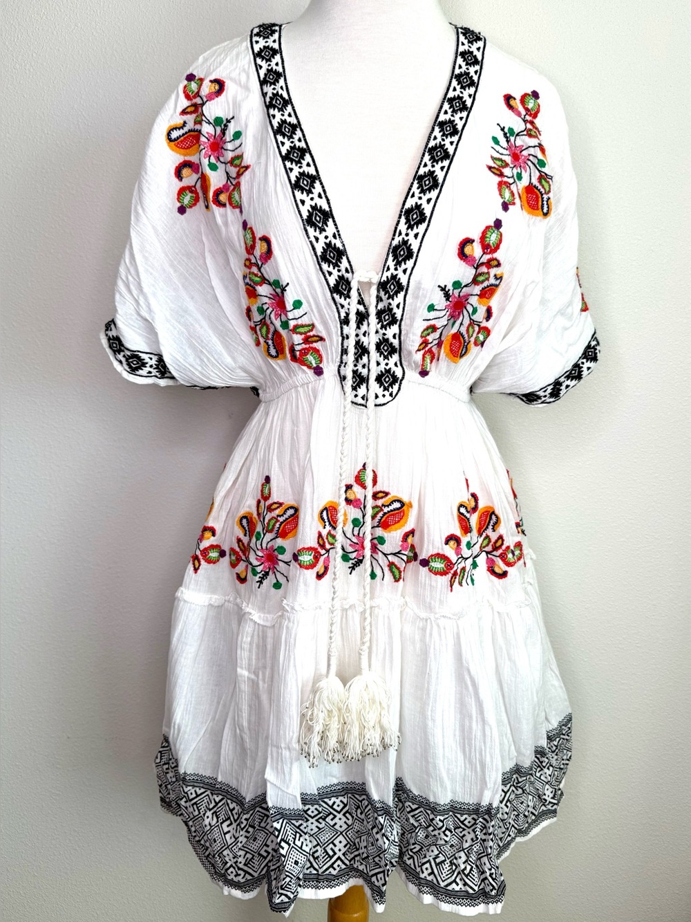 Sundance White Embroidered V-Neck Mini Dress Multicolor Floral Accents Lagenlook - Picture 2 of 7